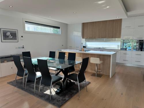 North ShoreGeelong Luxury Beach K Villa的厨房配有餐桌和椅子
