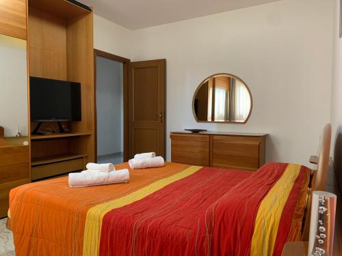 布林迪西A casa di Zia Ale的一间卧室配有一张大床和两条毛巾