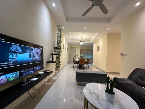 Kampong Kuala MasaiMeridin Bayvue 3 Bedroom的客厅配有大屏幕平面电视