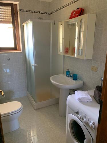 布林迪西A casa di Zia Ale的浴室配有卫生间水槽和洗衣机。
