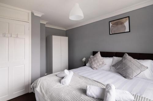 克劳利The Kilnwood House的一间卧室配有两张带白色枕头的床