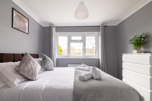 克劳利The Kilnwood House的卧室配有白色床和毛巾