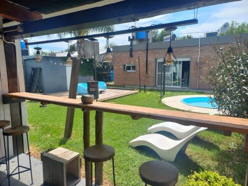 IbarluceaCasa en Ybarlucea para familia hasta 7 personas的庭院里配有桌椅