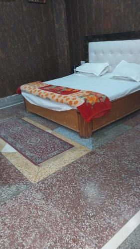Somnath residency radhe nikunj客房内的一张或多张床位