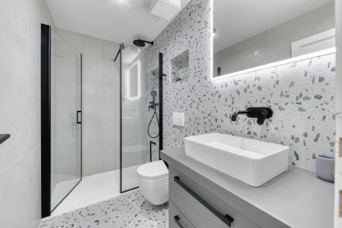 杜布罗夫尼克Sounds of Ragusa的一间带水槽、卫生间和淋浴的浴室