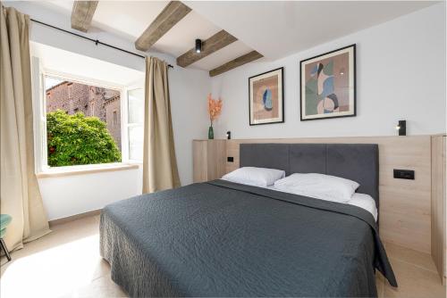 杜布罗夫尼克Sounds of Ragusa的一间卧室设有一张大床和一个窗户。