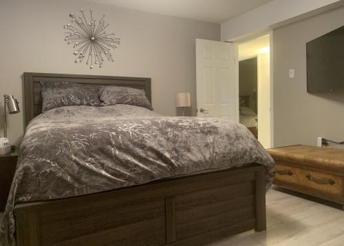 特勒斯Remo Ridge Bed N Breakfast的一间卧室配有一张大床和一个吊灯。