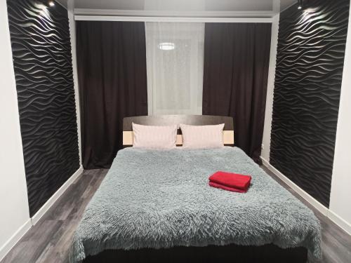 卡缅斯科耶Квартира с WiFi и видом на город и р Днепр的一间卧室配有一张红色枕头的床