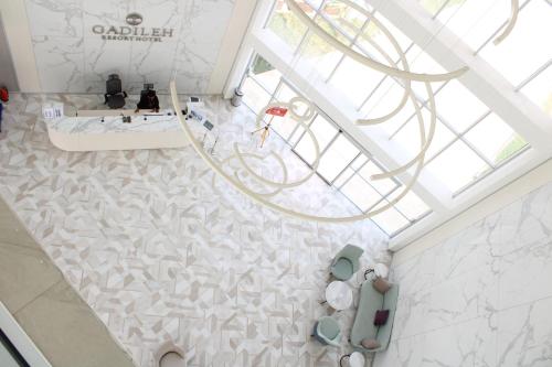 吉布提Gadileh Resort Hotel的浴室的顶部景,铺有白色瓷砖地板