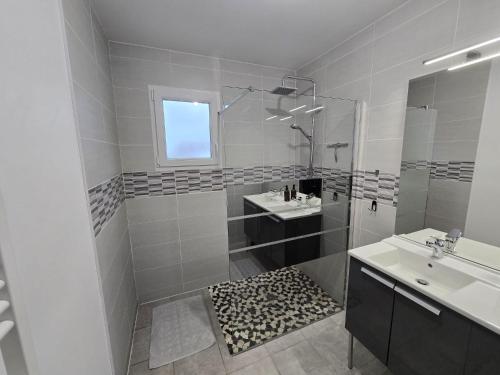 多勒Maison de la forêt的带淋浴和盥洗盆的白色浴室