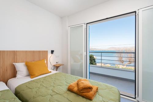 阿尔库迪亚S'Embat sea views的一间卧室设有一张床和一个美景阳台