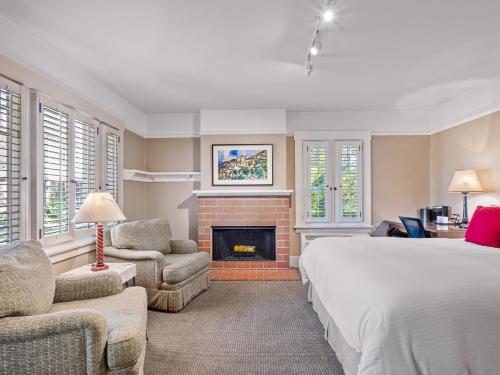 圣巴巴拉阿珀姆酒店的一间卧室配有一张床和一个壁炉