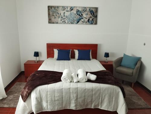 蓬塔德尔加达Casa do Lavrador的一间卧室配有一张床,上面有两条毛巾