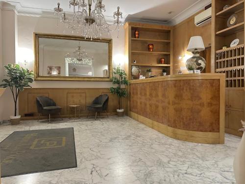 蓬泰代拉拉佩斯酒店的一个带镜子的沙龙和前台