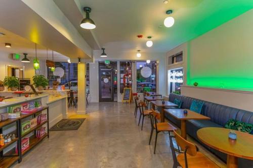 旧金山Chapter San Francisco的一间带桌椅和绿色墙壁的餐厅