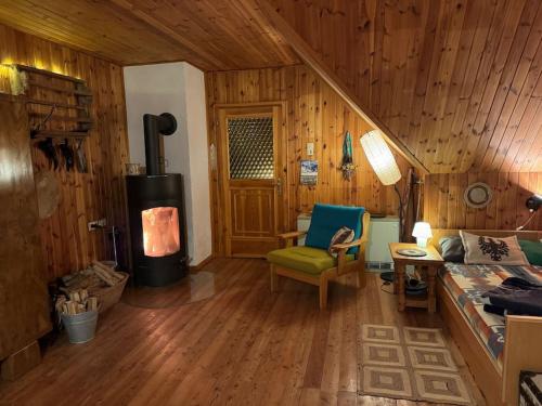 GrabenMountain Adventure Base - Vienna Alps的小屋内的客厅设有燃木火炉