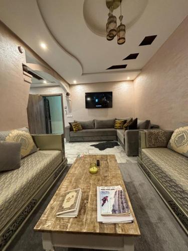 马拉喀什Résidence les Jardin d Anass Aéroport Marrakech的客厅配有两张沙发和一张咖啡桌