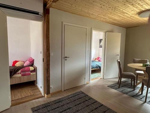 HiiumaaYour getaway home in Jausa küla的客房设有带一张床和一张桌子的卧室