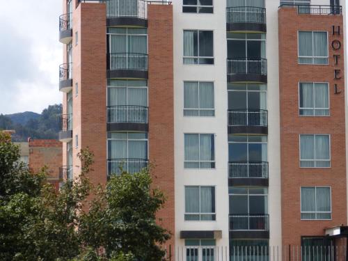 派帕圣马科斯酒店的公寓大楼的一侧设有阳台。