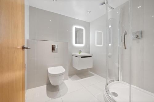 哈罗盖特White Hart Hotel & Apartments的白色的浴室设有卫生间和淋浴。