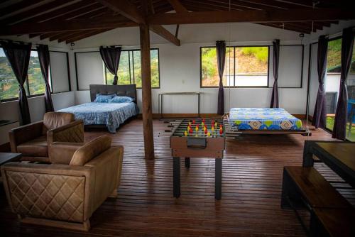 科帕卡瓦纳Villa Los tres Diamantes的一间客房内配有床和桌子的房间