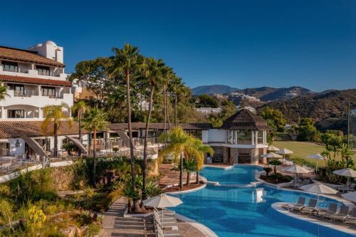 马贝拉The Westin La Quinta Golf Resort & Spa, Benahavis, Marbella的享有带游泳池的度假村的空中景致