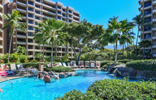 拉海纳The Kaanapali Alii By Maui Resort Rentals的棕榈树和椅子的度假村的游泳池