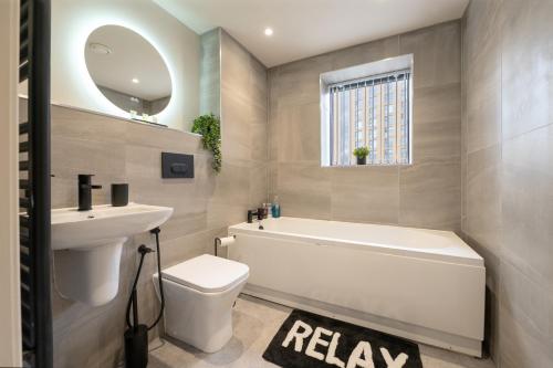 利兹Luxury Serviced Penthouse - City Centre - En Suite Bedrooms - Free Netflix的带浴缸、卫生间和盥洗盆的浴室