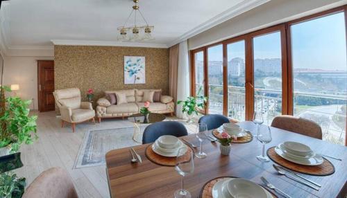 伊斯坦布尔Spacious Duplex With Stunning Halic Views的一间带桌椅和沙发的用餐室