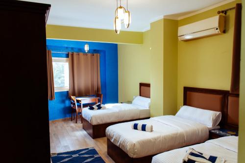 达哈布2Rest的酒店客房设有三张床和一张书桌