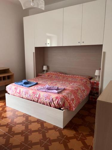 科莫Il Cortile Como Single & Double Room da Manu Hope&Toffee的一间卧室配有一张带白色橱柜的床。