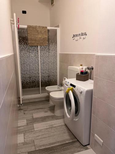 科莫Il Cortile Como Single & Double Room da Manu Hope&Toffee的一间带卫生间和洗衣机的浴室