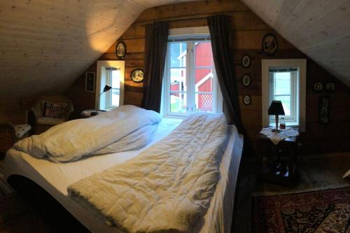 厄什塔Pålgarden的一间卧室设有两张床和窗户。
