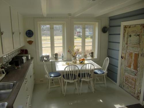 厄什塔Pålgarden的厨房配有桌椅