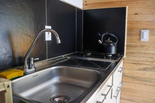 麦德林Casa Profunda - Santa Elena的厨房配有水槽和炉灶上的水壶