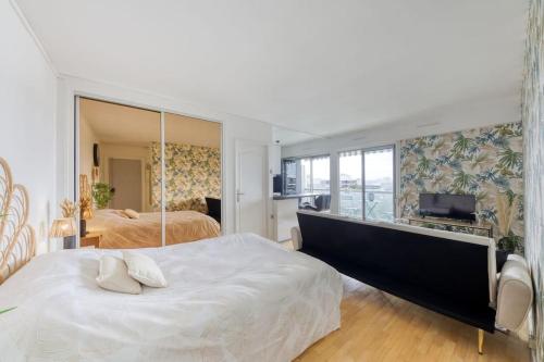 圣莫里斯*Le sublime* vue sur la tour Eiffel / JO 2024的一间卧室设有两张床和大镜子
