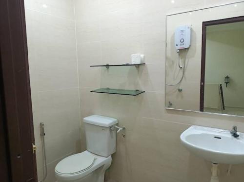 芙蓉Villa Senitaman Organik的白色的浴室设有卫生间和水槽。