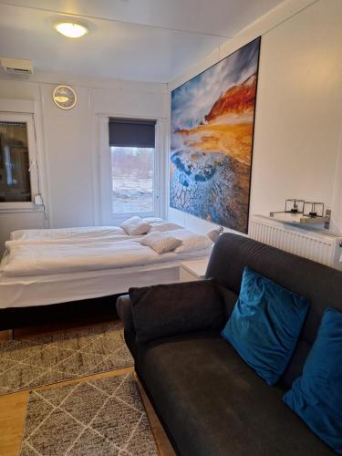Kjósahreppur索尔维耶尔度假屋的一间卧室配有一张大床和一张沙发