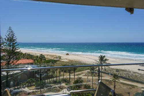 黄金海岸棕榈海滩公主酒店的阳台享有海滩美景。
