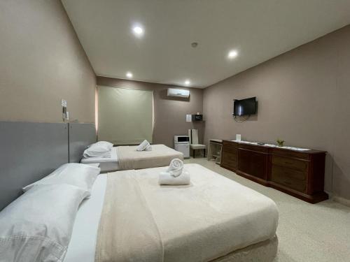 巴拿马城HOSTAL IBRAIS的酒店客房设有两张床和电视。