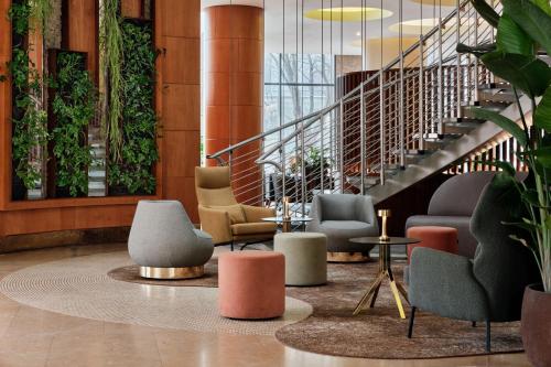 华沙华沙威斯汀酒店的大堂设有桌椅和楼梯