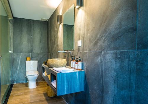 Ninh HòaBaHo Eco Beat的浴室配有蓝色水槽和卫生间。