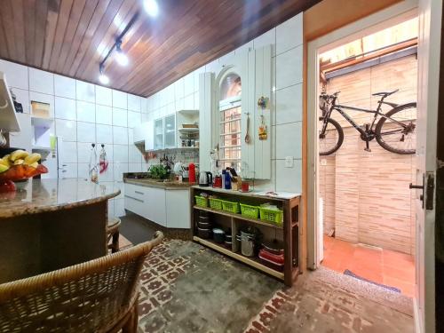 阿雷格里港Tao Station 752的厨房配有挂在墙上的自行车