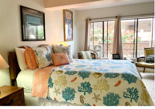 阿瓦隆Catalina's Got Cart Condo的一间卧室配有一张带五颜六色棉被的床