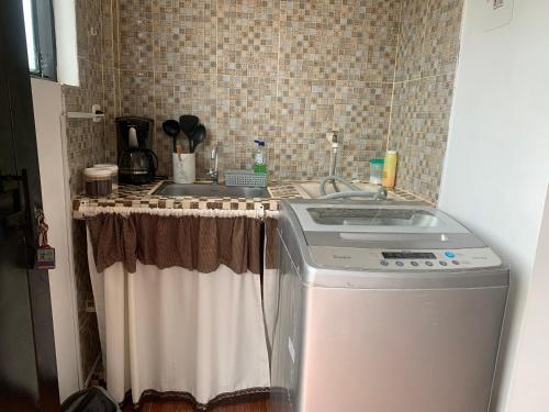 莱蒂西亚OASIS的厨房配有水槽和洗衣机
