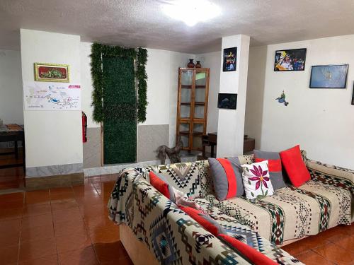 帕帕亚克塔Hermoso departamento en el corazón de Papallacta的客厅配有沙发