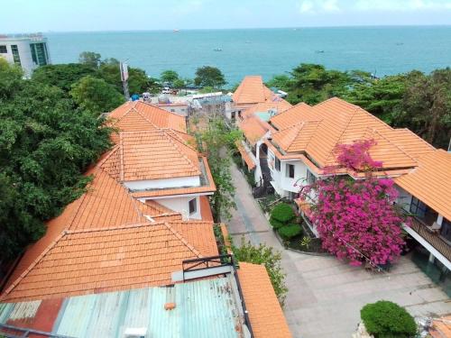 头顿VND Vũng Tàu Hotel & Villa的花房屋顶空中景观