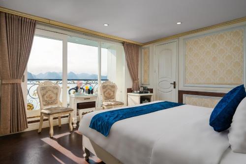 下龙湾Hạ Long Aqua Legend Cruise的一间卧室设有一张床和一个大窗户