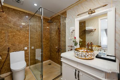 下龙湾Hạ Long Aqua Legend Cruise的带淋浴、卫生间和盥洗盆的浴室