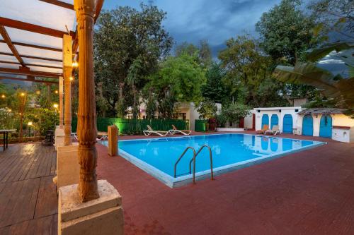 新德里Lutyens Bungalow的一座游泳池,位于一座带建筑物的庭院内